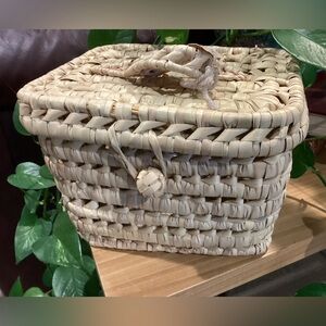 New Woven Basket With Handle